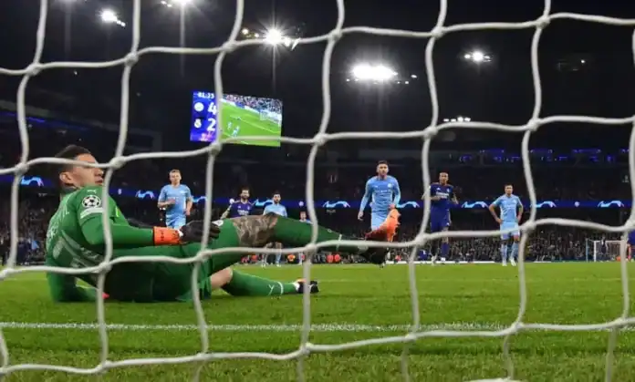EdersonPenalty2-780x470 قواعد جديدة مرتقبة: لا متابعة لركلات الجزاء وتوسيع صلاحيات VAR