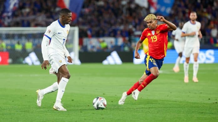 Ousmane-Dembele-au-duel-avec-Lamine-Yamal-lors-de-France-Espagne-4-5-Ligue-des-Nations-le-5-juin-2025-2093117 تصنيف أفضل لاعبي كرة القدم 2025: يامال يتصدر!