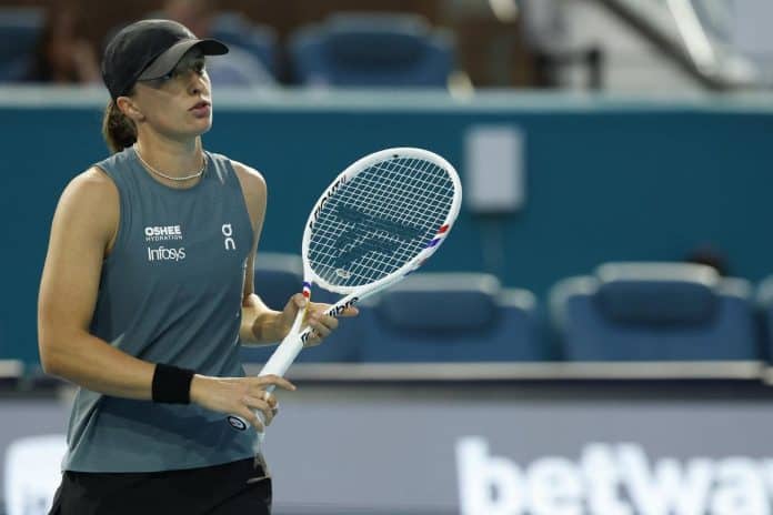 2026-03-20T003344Z_1719129023_MT1USATODAY28542019_RTRMADP_3_TENNIS-MIAMI-OPEN مفاجأة كبرى في ميامي: ماجدا لينيت تقصي إيجا شيانتيك من الدور الثاني
