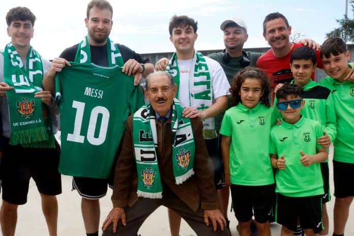 69e4fc059c6eb مشجعو كورنيليا يرتدون ملابس تحمل شعار ميسي