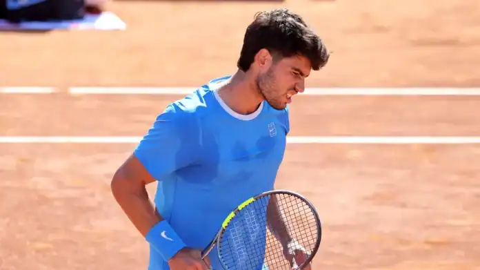 Carlos Alcaraz competes against Otto Virtanen during the round of 32 match on Day Two of the Barcelona Open Banc Sabadell 73rd Conde de Godo Trophy at Real Club de Tenis Barcelona 1899 in Barcelo ألكاراز ينتظر الفحوصات لحسم مشاركته في رولان غاروس