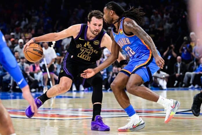 Lakers_Thunder_Basketball_89391 ليكرز يتعرض لهزيمة قاسية ودونتشيتش يثير القلق في NBA