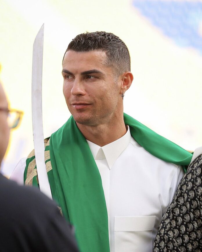 رونالدو يهنئ المسلمين بعيد الفطر مرتدياً الزي السعودي