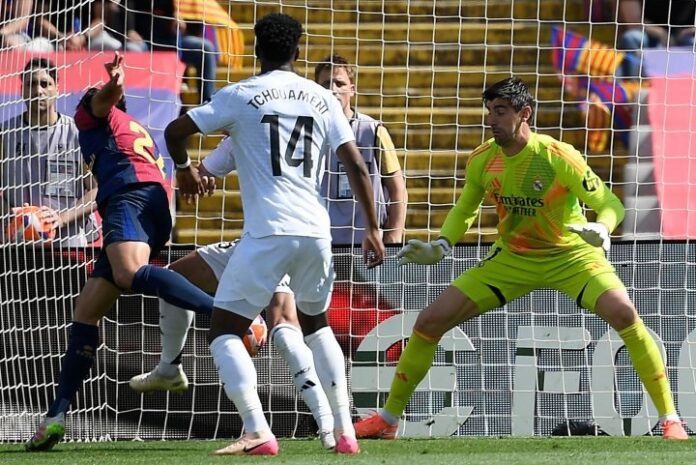 برشلونة يهزم ريال مدريد 4-3 في كلاسيكو مثير ويقترب من لقب الليغا