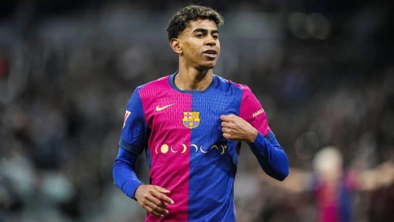 لامين يامال يُجدد عقده مع برشلونة حتى عام 2031