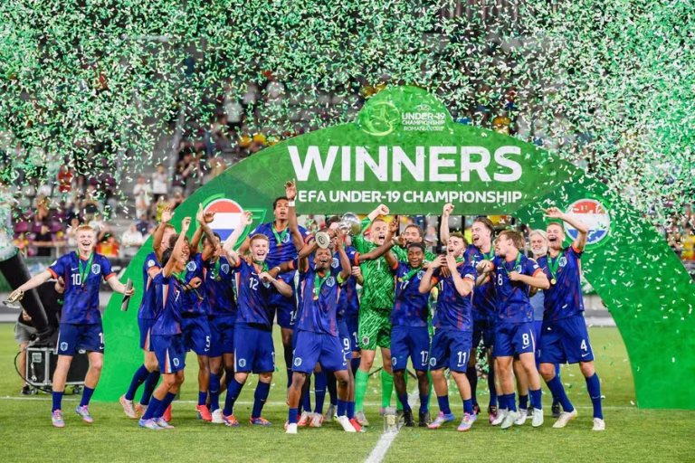 هولندا تتوج بلقب بطولة أوروبا تحت 19 سنة لأول مرة بعد الفوز على إسبانيا 1-0