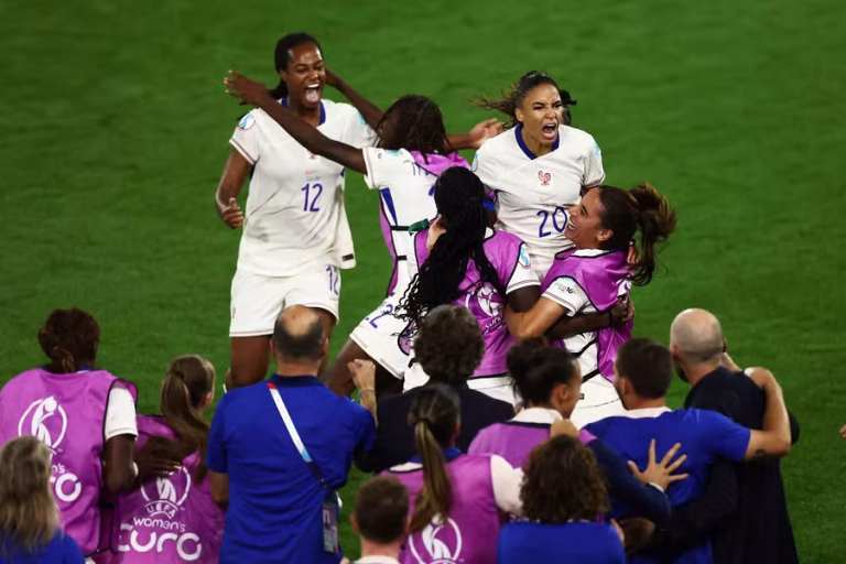 فرنسا وإنجلترا تتأهلان لربع نهائي يورو السيدات 2025
