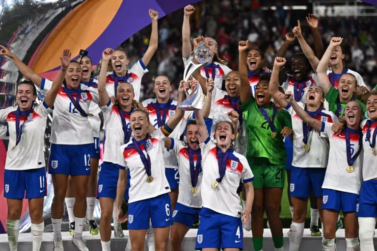 لاعبات منتخب إنجلترا يرفعن الكأس احتفالاً بفوزهن بنهائي بطولة كأس الأمم الأوروبية لكرة القدم للسيدات 2025 في بازل.