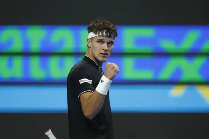 1771537534413 منسيك يُقصي سينر ويبلغ نصف نهائي الدوحة بأداء مذهل