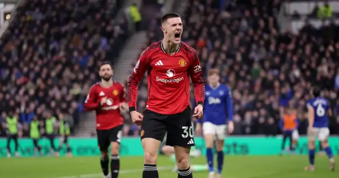 GettyImages-2263197939 مانشستر يونايتد يفوز 1-0 على إيفرتون بهدف شيشكو