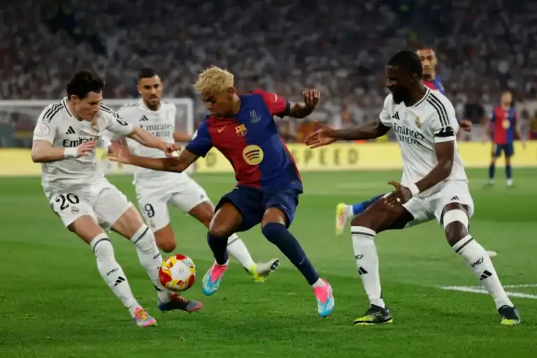 الكلاسيكو في مايو يحسم لقب الليغا.. ريال وبرشلونة بنقطة واحدة
