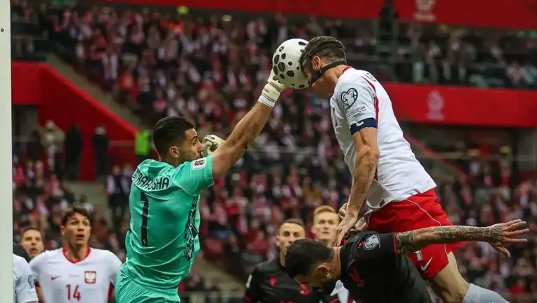 مهاجم المنتخب البولندي روبرت ليفاندوفسكي يسجل هدفاً في مرمى ألبانيا