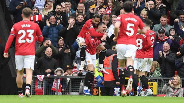 مانشستر يونايتد يفوز 3-1 على فيلا ويُقترب من المربع الذهبي