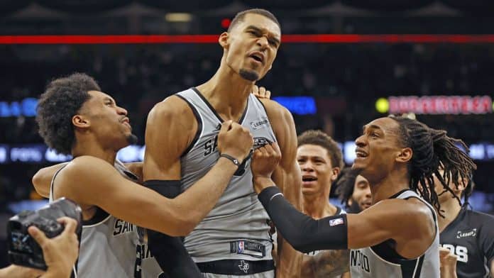 image-f1fc70b4-ad40-44d5-bf28-ef883fba599c-85-2560-1440 San Antonio Spurs to a 101-100 triumph over Phoenix