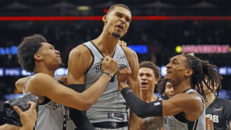 ويمبانياما يقود سان أنطونيو إلى البلاي أوف.. وليكرز يفوز للمرة الثامنة توالياً