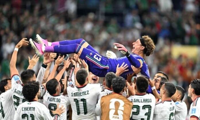أوتشوا يدخل تاريخ كأس العالم مع المكسيك