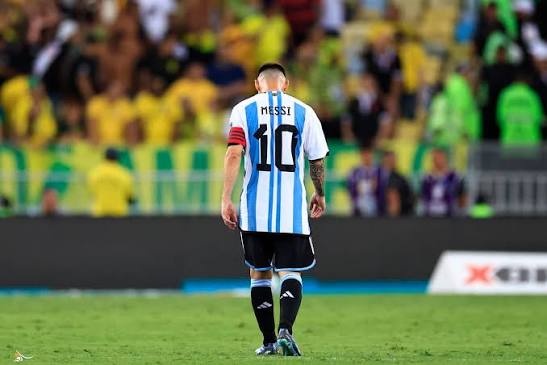 images (2) الدوري الأرجنتيني يكرم ميسي بتصفيق جماعي في الدقيقة 10