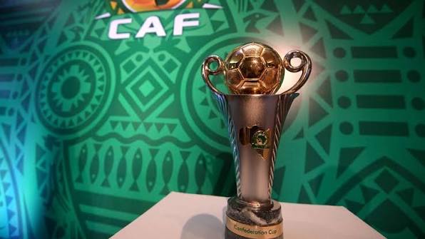 calendrier-de-la-phase-de-poules Le logo de la Confédération africaine de football aux côtés de la coupe de la Ligue des champions d'Afrique
