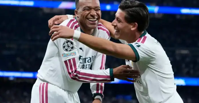 gettyimages-2301368546-1 كيليان مبابي وفينيسيوس جونيور خلال مباراة ريال مدريد أمام لايبزيغ