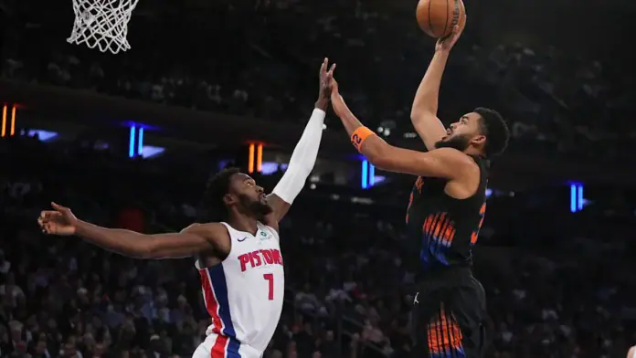 Karl-Anthony Towns, joueur des New York Knicks, lors d'un match contre les Detroit Pistons en NBA