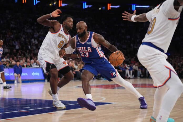 APTOPIX 76ers Knicks Basketball LeBron James portant le maillot des 76ers de Philadelphie lors du match de son équipe contre les Knicks de New York