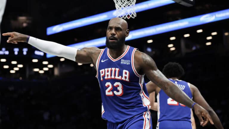 LeBron James fait ses débuts avec Philadelphie lors d&rsquo;un match amical contre Brooklyn