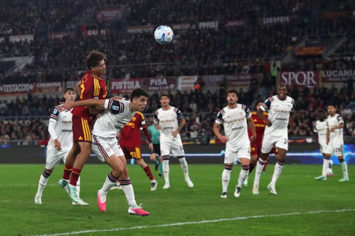 Les joueurs de la Roma célèbrent le but de la victoire contre Cagliari au stade Olympique